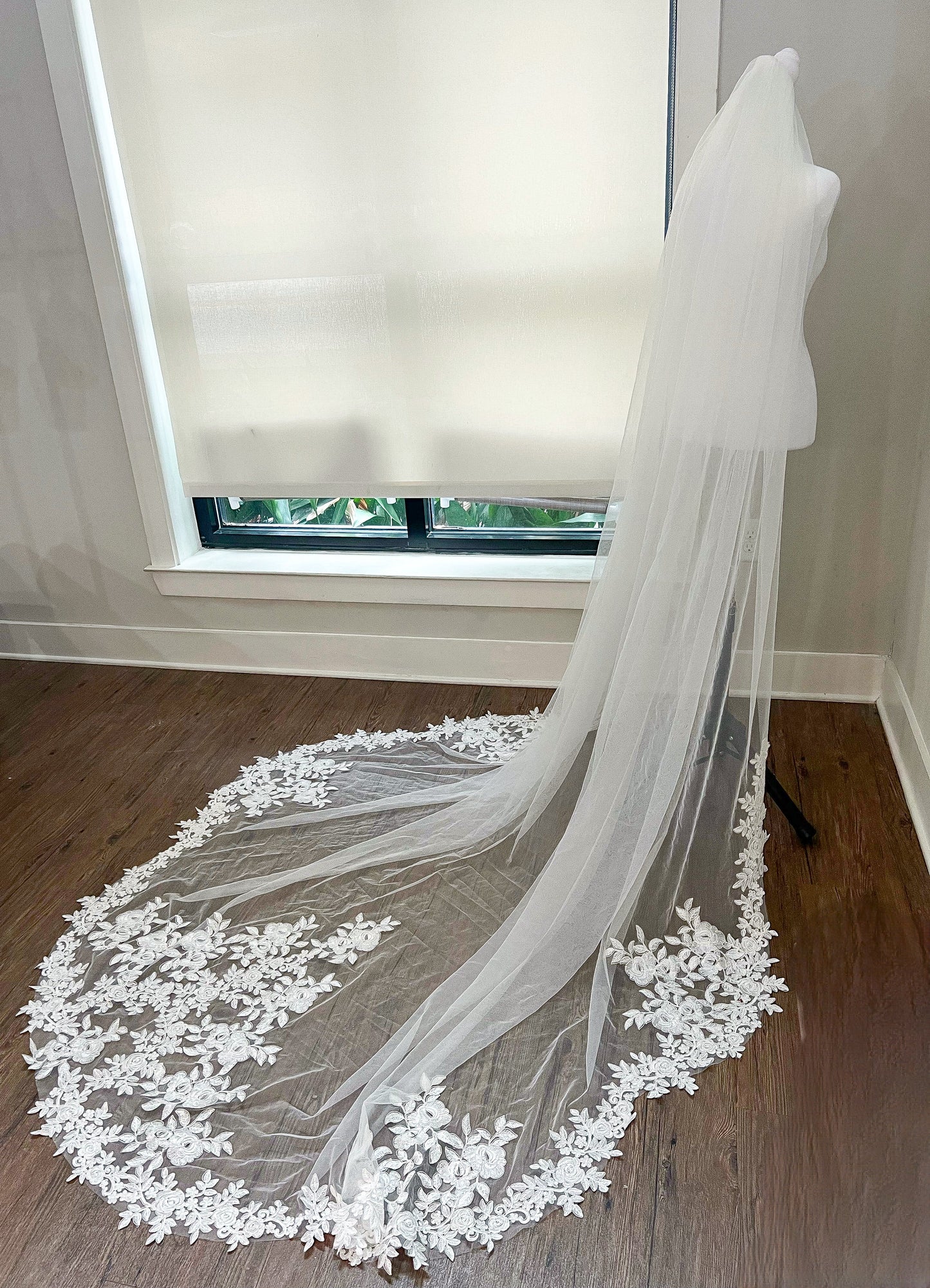 Luxurious One Tier Floral Lace Embroidered Bridal Veil Soft Tulle Medium Length