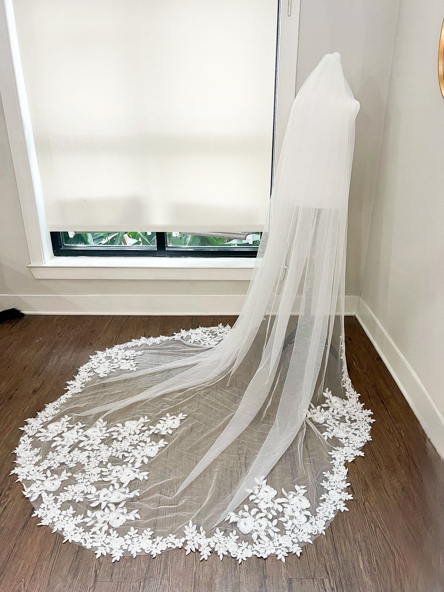 Luxurious One Tier Floral Lace Embroidered Bridal Veil Soft Tulle Medium Length