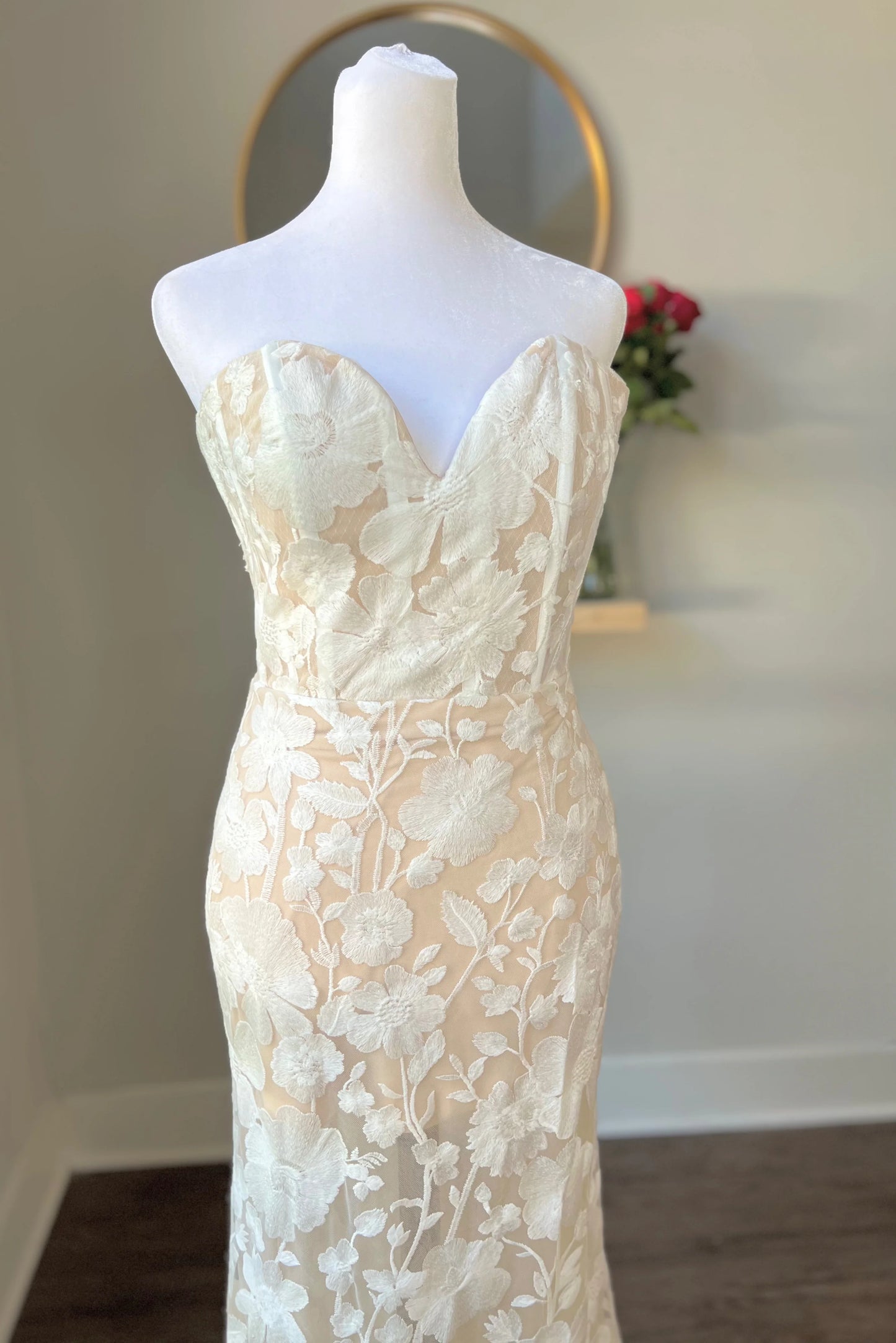 Romantic Floral Lace Wedding Dress with Sweetheart Neckline
