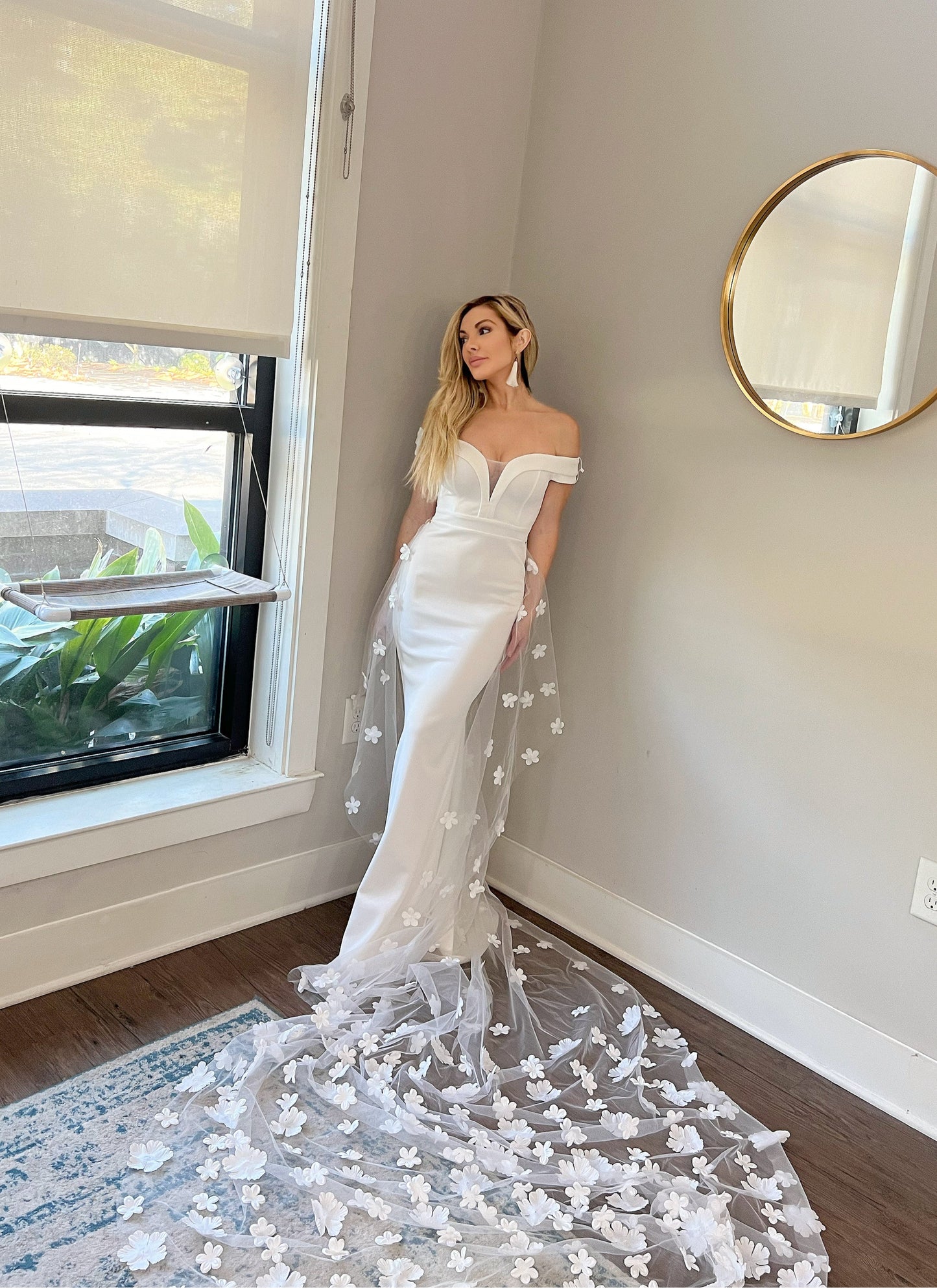 White 3D Flowers Tulle Belt-less Detachable Wedding Train