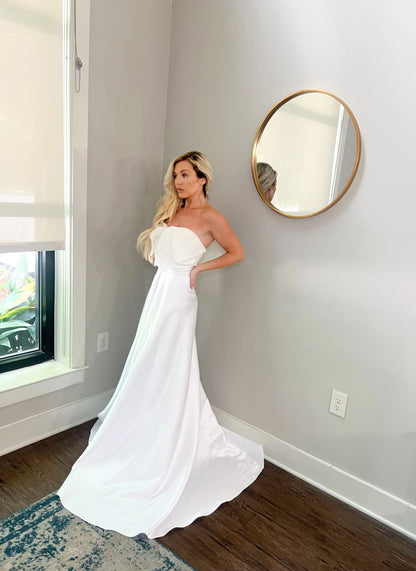 Bow-Tiful Elegance: Stunning Wedding Dress with Statement Bow, Subtle Train, and Stretchy Fabric