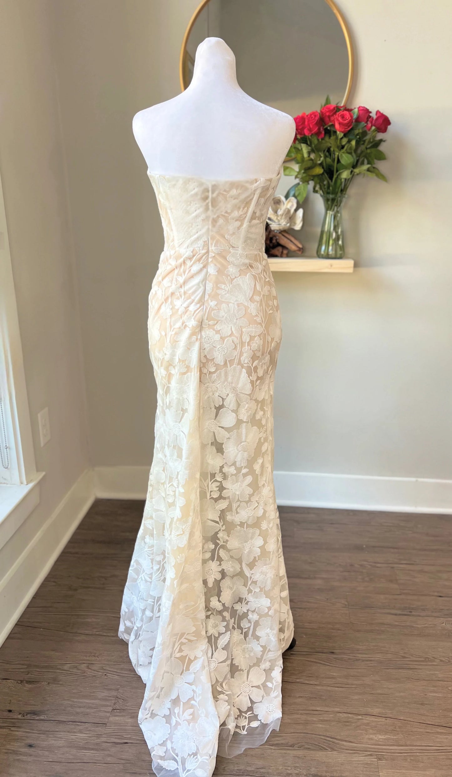 Romantic Floral Lace Wedding Dress with Sweetheart Neckline