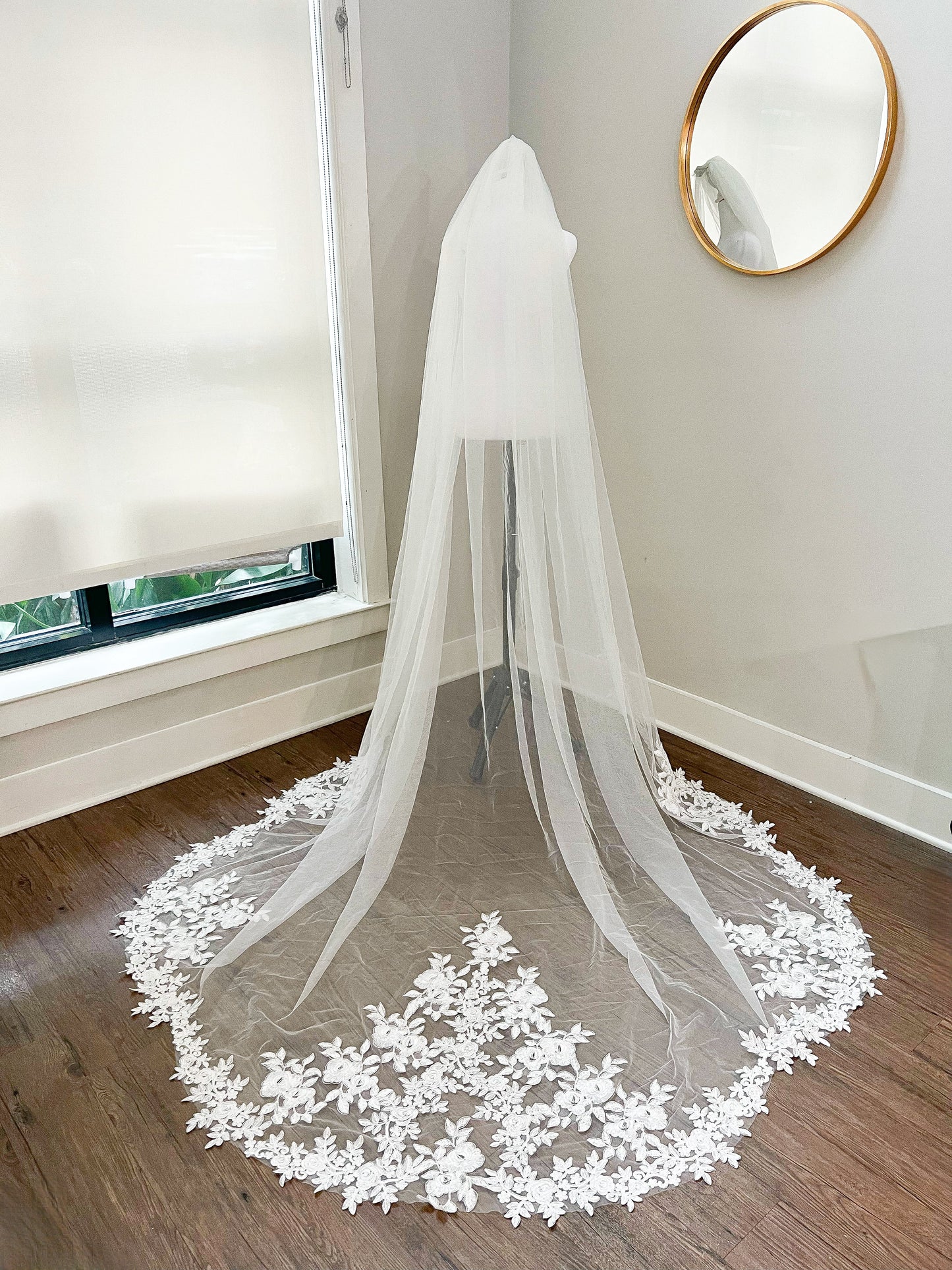 Luxurious One Tier Floral Lace Embroidered Bridal Veil Soft Tulle Medium Length