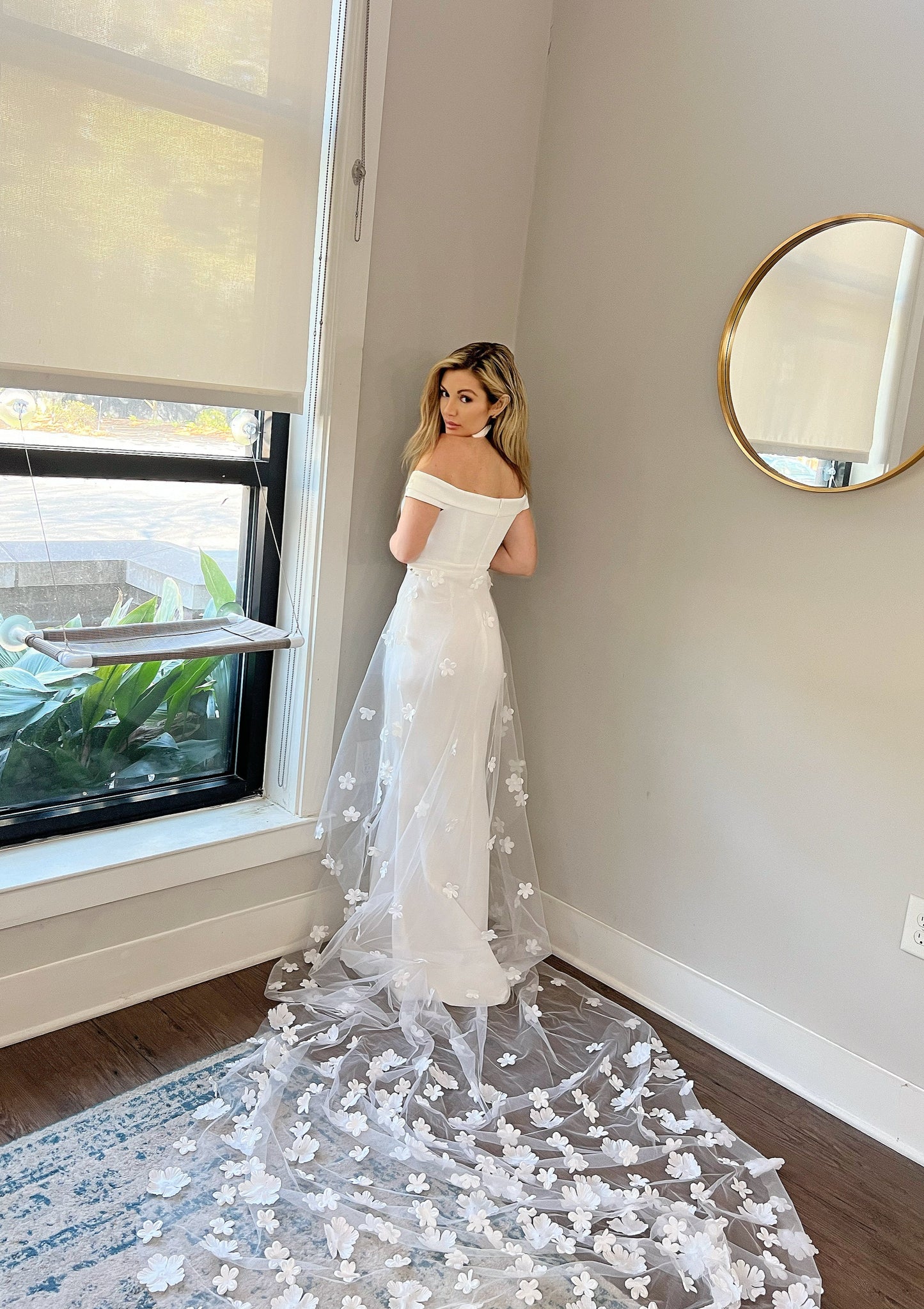 White 3D Flowers Tulle Belt-less Detachable Wedding Train