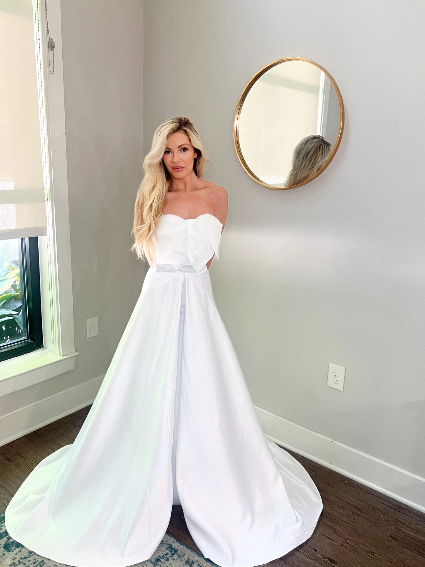 Bow-Tiful Elegance: Stunning Wedding Dress with Statement Bow, Subtle Train, and Stretchy Fabric