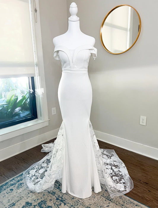 Luxurious Trumpet Wedding Dress detailed with Appliqués Sequin Floral Wedding Train