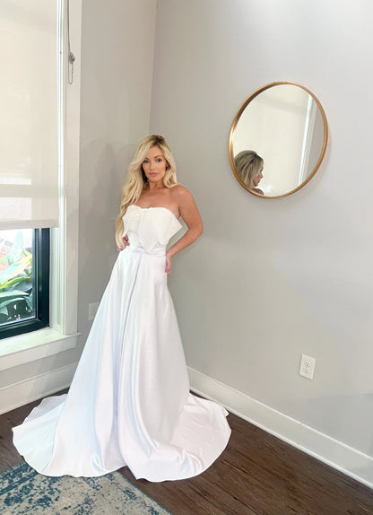 Bow-Tiful Elegance: Stunning Wedding Dress with Statement Bow, Subtle Train, and Stretchy Fabric
