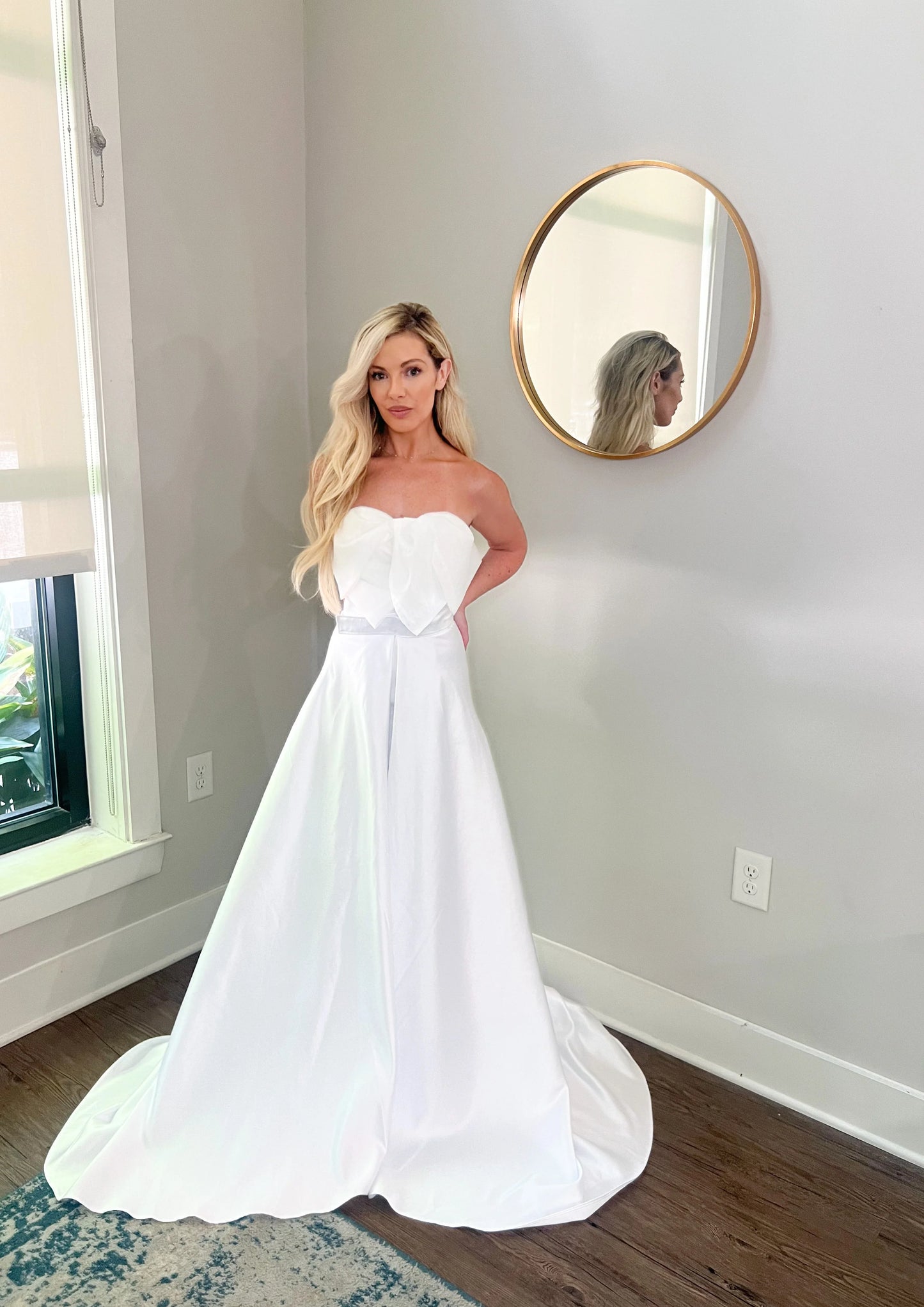 Bow-Tiful Elegance: Stunning Wedding Dress with Statement Bow, Subtle Train, and Stretchy Fabric
