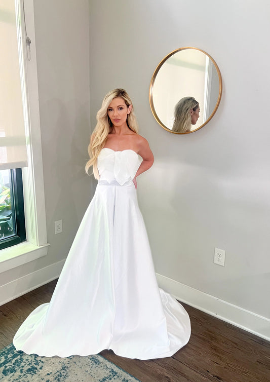 Bow-Tiful Elegance: Stunning Wedding Dress with Statement Bow, Subtle Train, and Stretchy Fabric