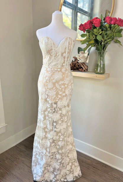 Romantic Floral Lace Wedding Dress with Sweetheart Neckline