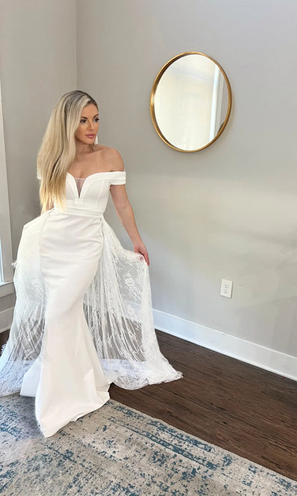 Belt-less Detachable Chantilly Scalloped Lace Wedding Train