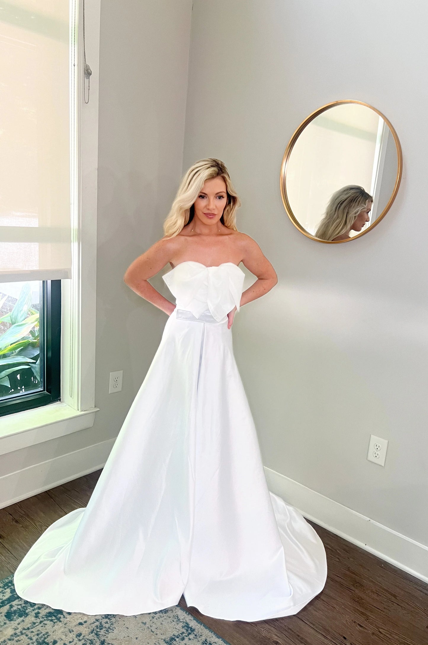 Bow-Tiful Elegance: Stunning Wedding Dress with Statement Bow, Subtle Train, and Stretchy Fabric