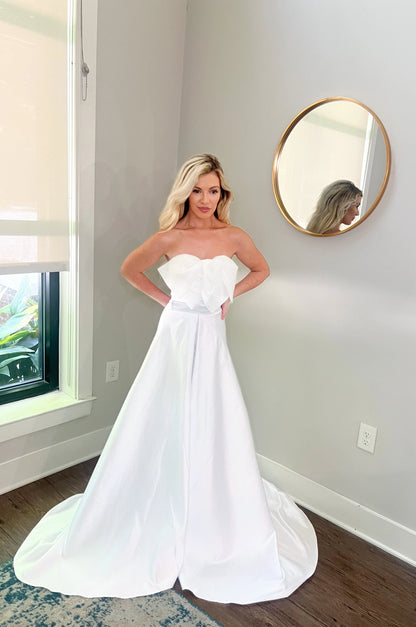 Bow-Tiful Elegance: Stunning Wedding Dress with Statement Bow, Subtle Train, and Stretchy Fabric